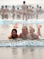 Anh: Hàng trăm người khỏa thân trong cái lạnh 18 độ ở Biển Bắc